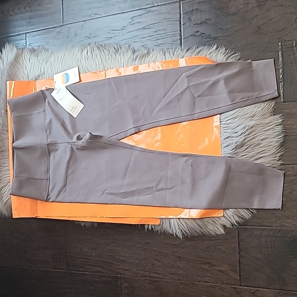 Nwt! Vuori evolve legging in smoke - Picture 3 of 7